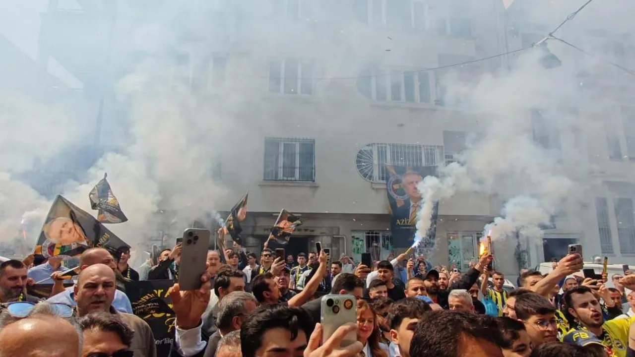 Sarı-lacivertli taraftarlar, bina önünde meşale yakarken; Yıldırım'a sloganlarla destek verdi.
