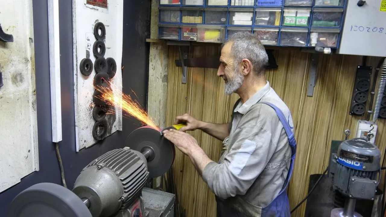 Bayram öncesi bıçakçılar yoğun mesaide! Keskinliğini kağıtla test ediyorlar
