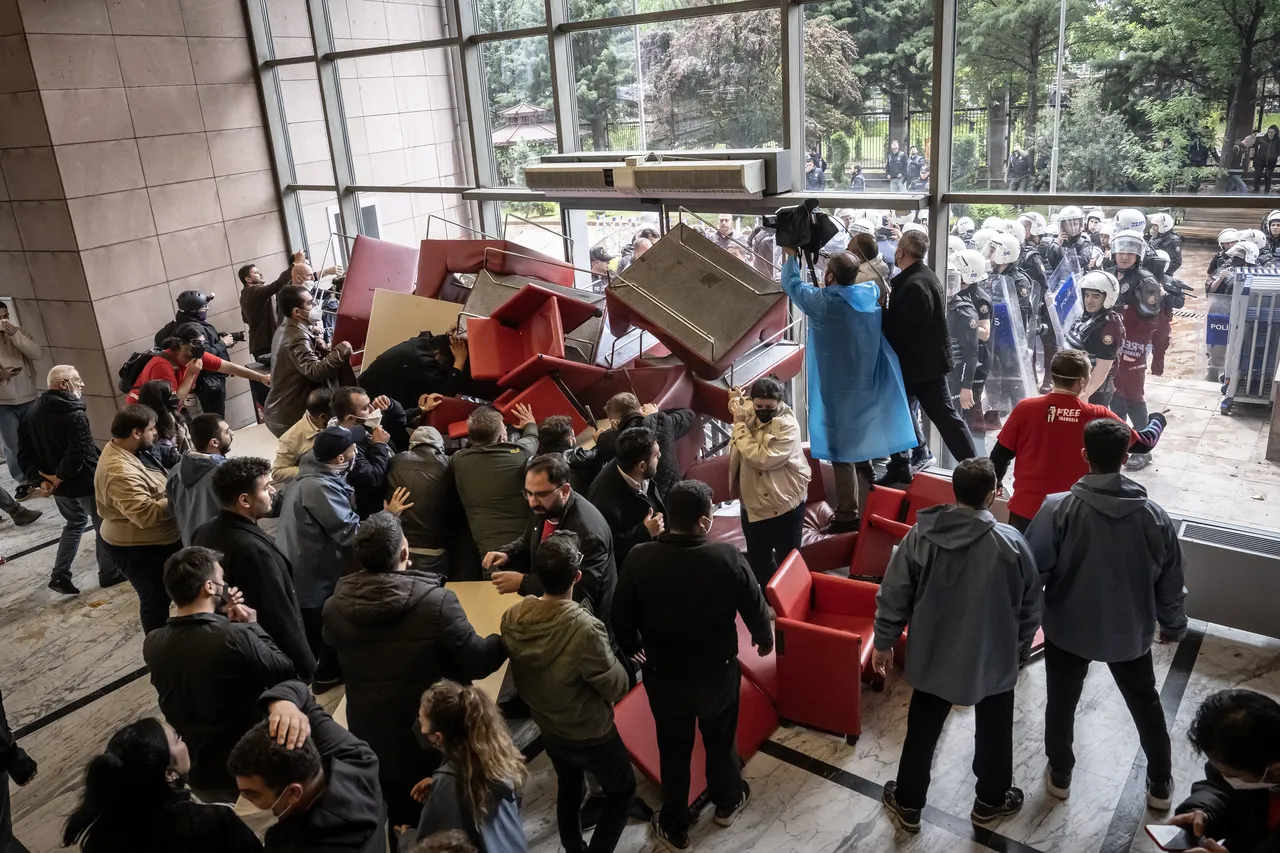 CHP'li CHP'liyi dövdü! Parti Genel Merkezi'nde makam savaşı