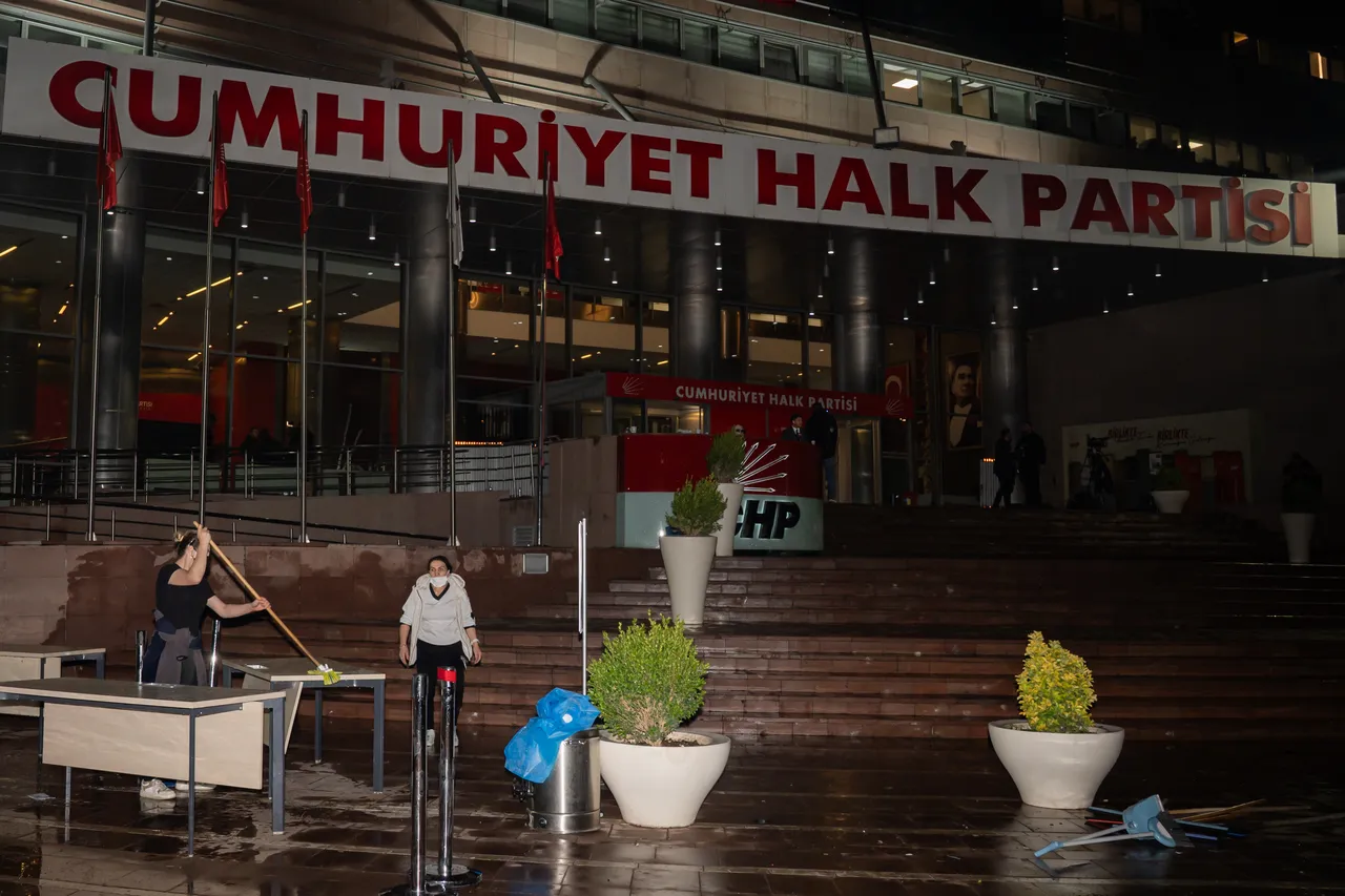CHP'li CHP'liyi dövdü! Parti Genel Merkezi'nde makam savaşı
