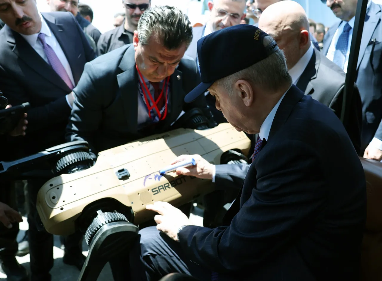Cumhurbaşkanı Recep Tayyip Erdoğan, EFES 2026’da SARBOT L1’i inceledi