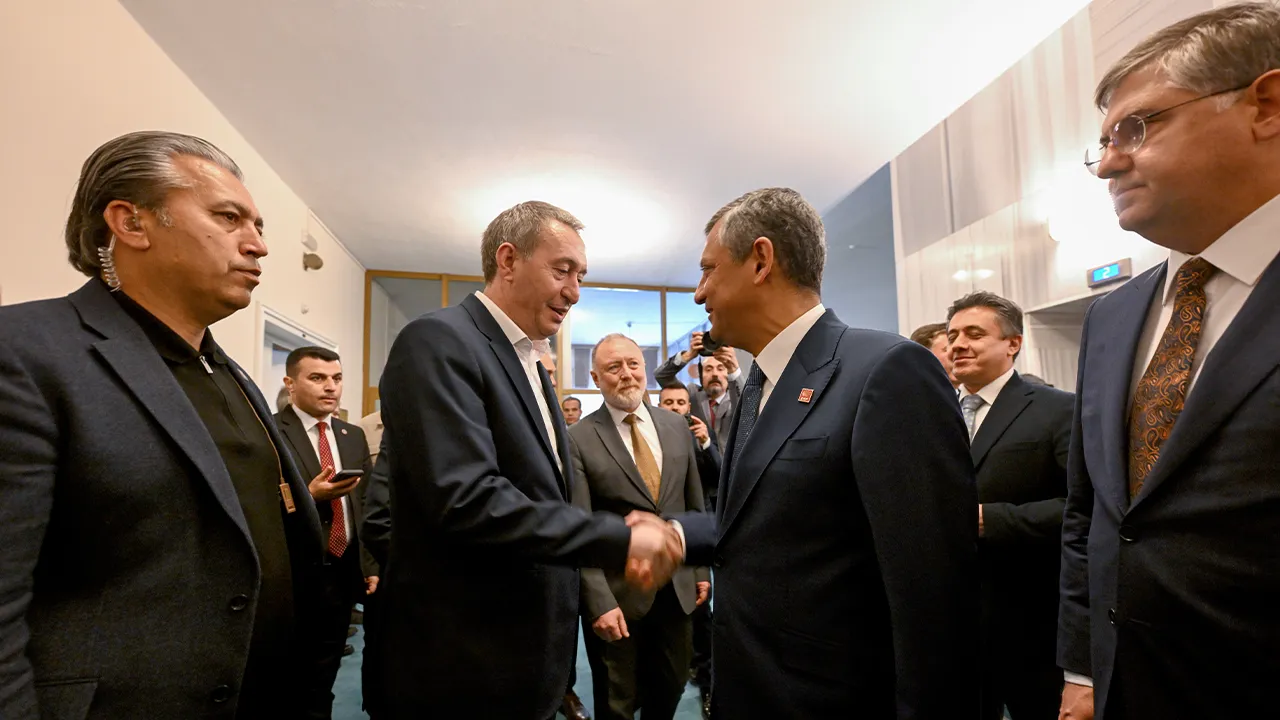 DEM Parti, Özgür Özel’i ziyaret etti! Odasında ‘tabela’ değişimi dikkat çekti 