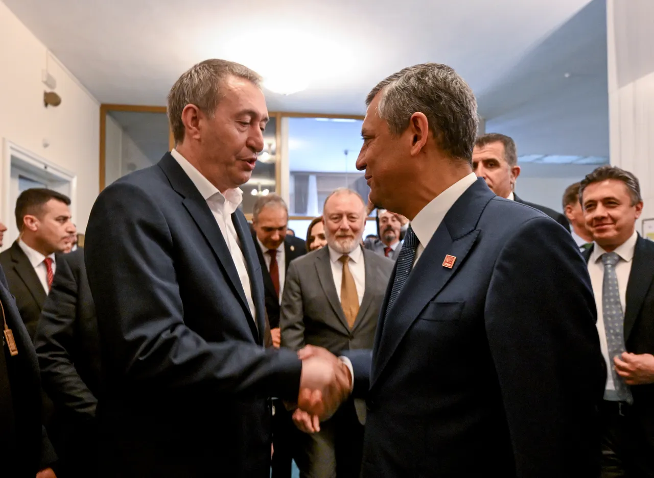 DEM Parti, Özgür Özel’i ziyaret etti! Odasında ‘tabela’ değişimi dikkat çekti