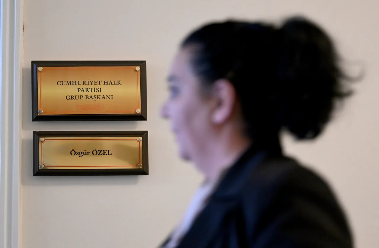 DEM Parti, Özgür Özel’i ziyaret etti! Odasında ‘tabela’ değişimi dikkat çekti