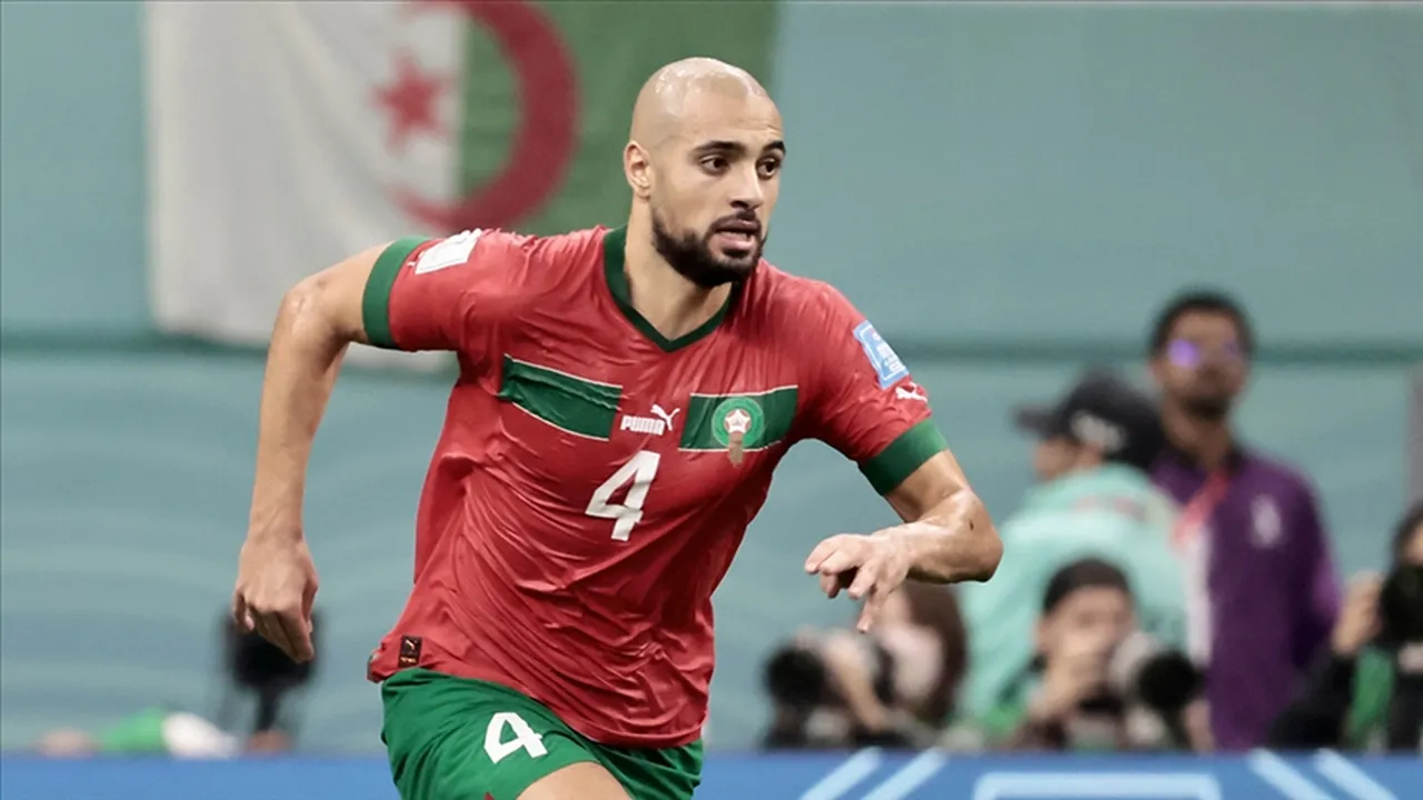 Amrabat, Fas Milli Takımı forması giyiyor.