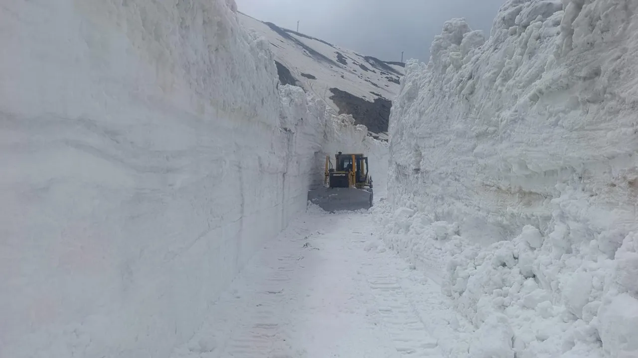 Hakkari'de mayıs sonunda zorlu mücadele! Kar kalınlığı 7 metreyi geçti
