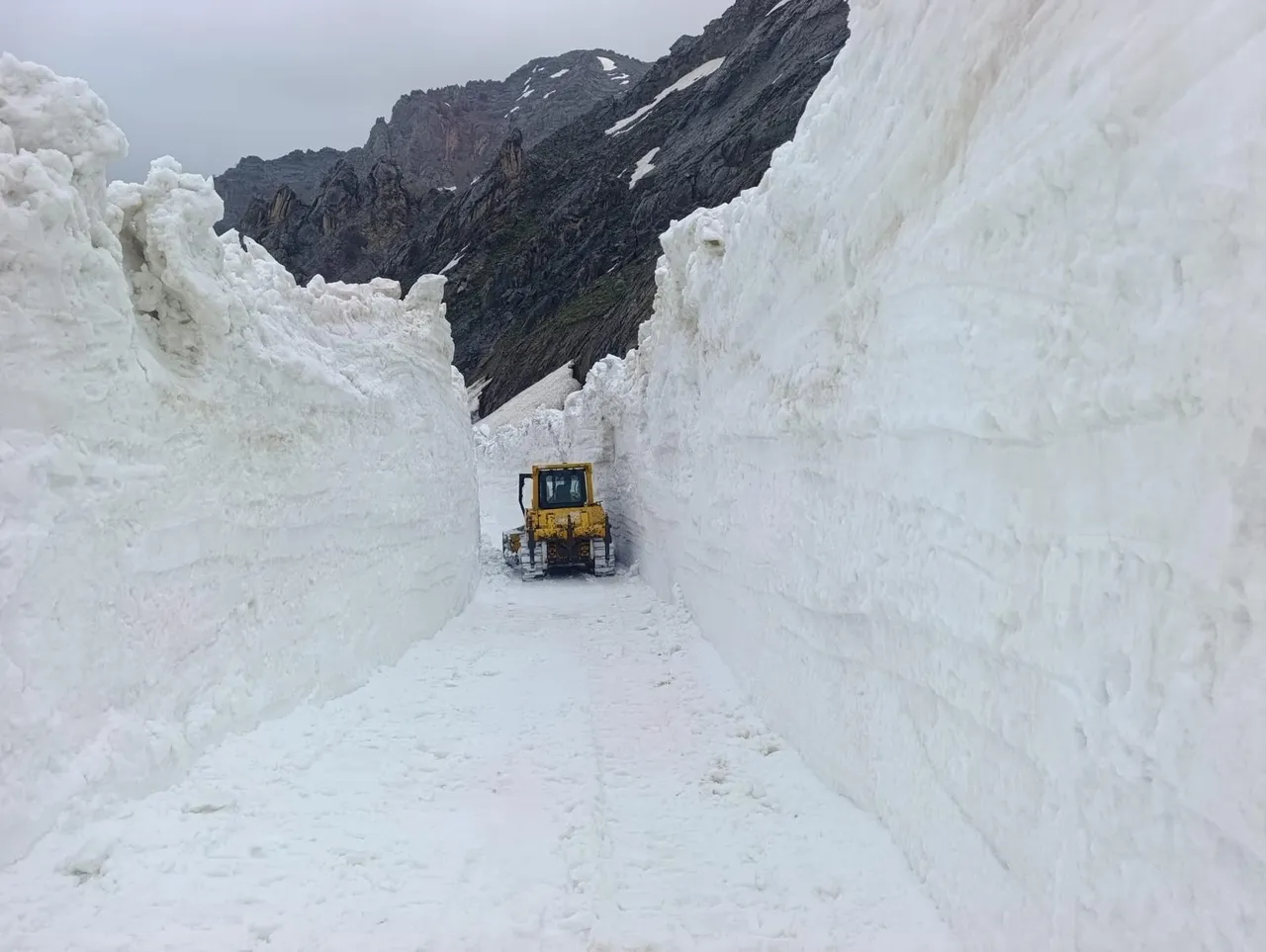 Hakkari'de mayıs sonunda zorlu mücadele! Kar kalınlığı 7 metreyi geçti