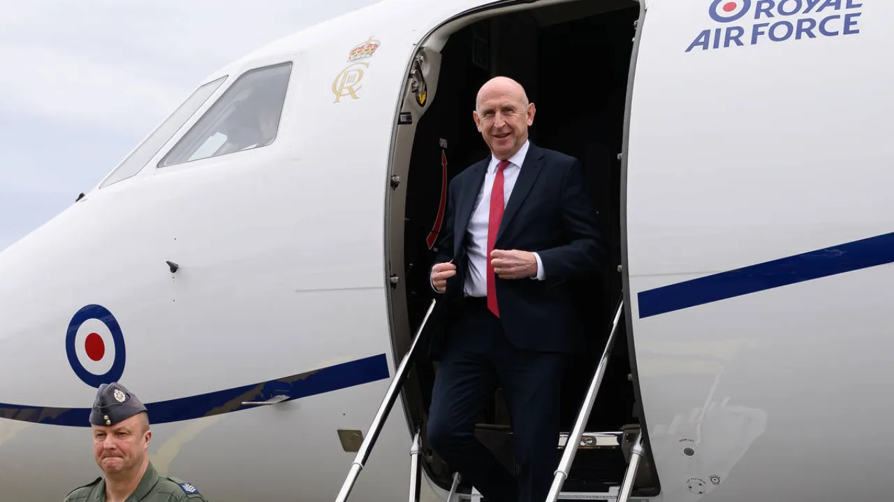 İngiltere Savunma Bakanı'nı taşıyan uçağa siber saldırı! Rusya sinyali kesti, fatura John Healey’e kesildi