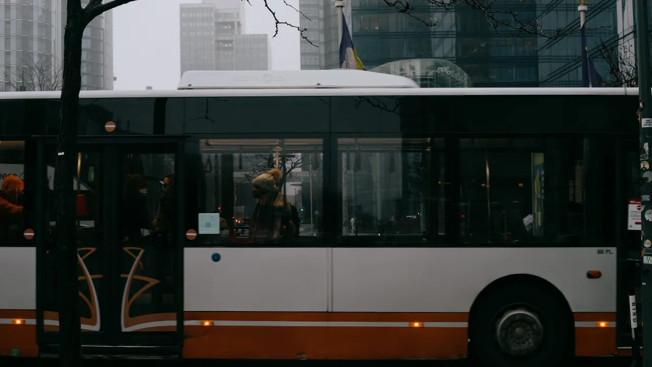 İsveç'te trafiğe çıkan sürücüsüz otobüs, yolcu taşıdığı ilk gün kazaya karıştı! 