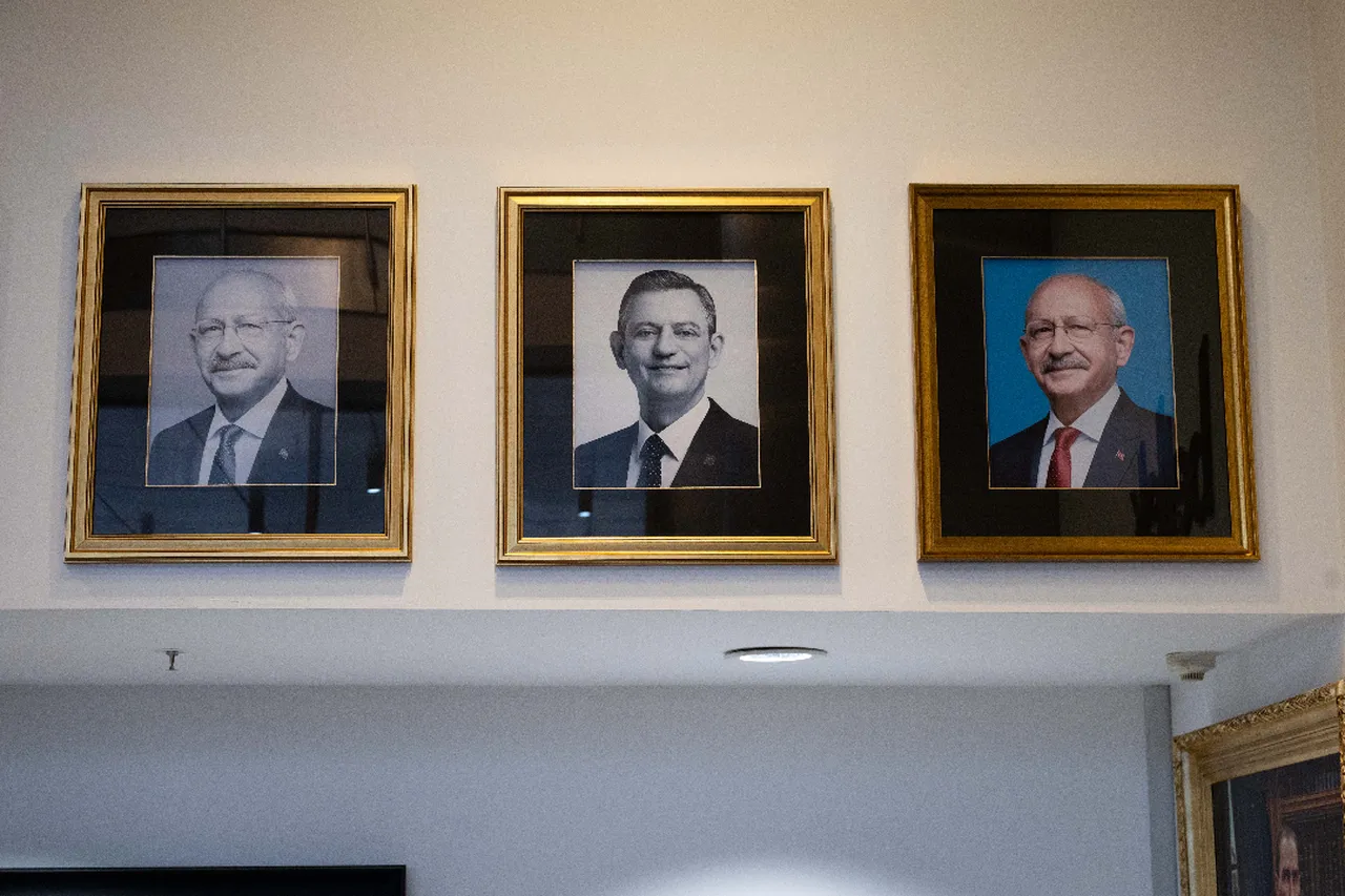 Kılıçdaroğlu Özel'i yok saymadı! Fotoğrafı yeniden Genel Merkez'e asıldı 