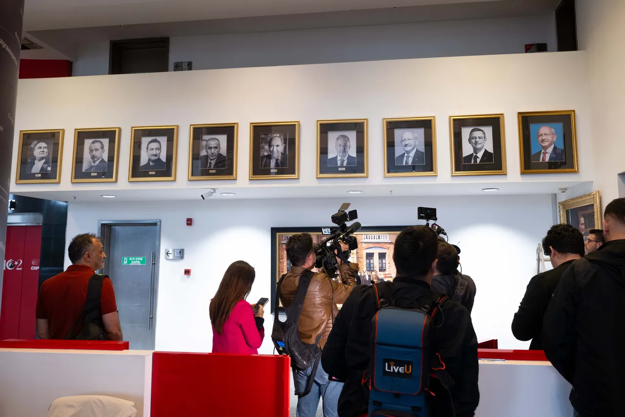 Kılıçdaroğlu ve Özel'in fotoğrafları CHP Genel Merkezi'ne yeniden asıldı / Anadolu Ajansı