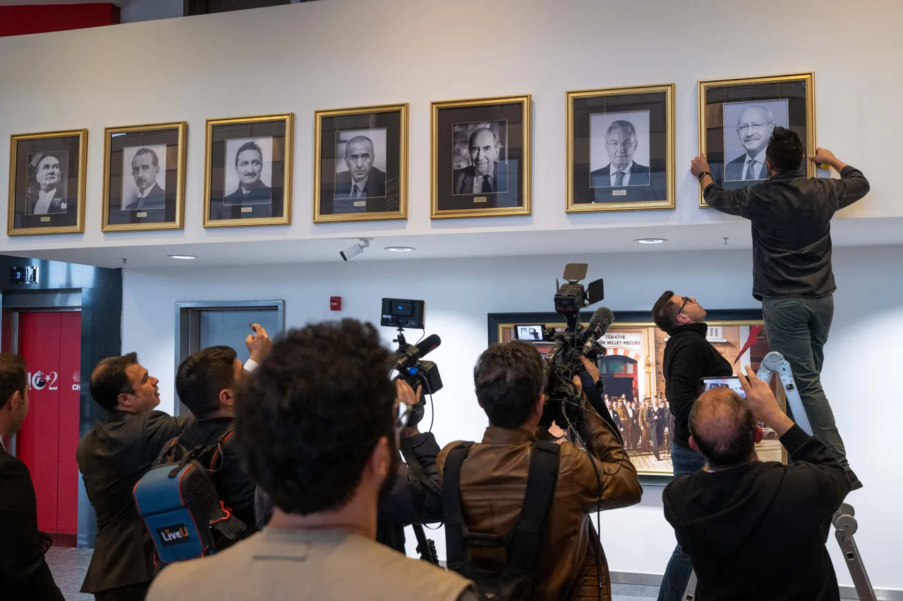 Kılıçdaroğlu ve Özel'in fotoğrafları CHP Genel Merkezi'ne yeniden asıldı / Anadolu Ajansı