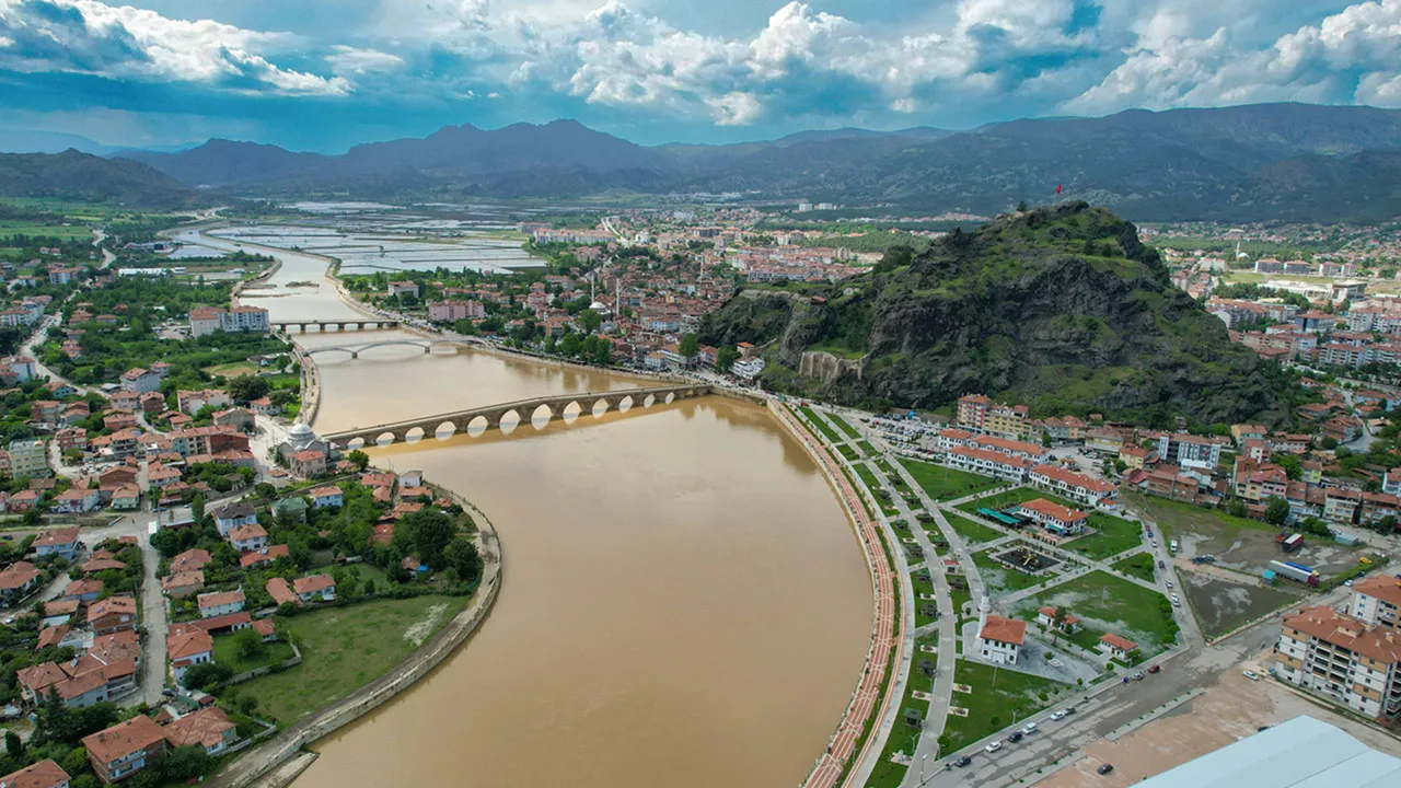 Kızılırmak’ta korkutan görüntü! Suyun rengi döndü