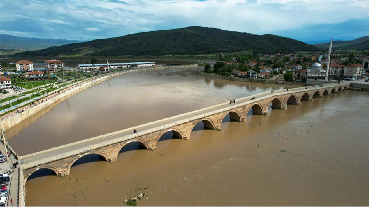 Çorum'un Osmancık ilçesinde Kızılırmak Nehri'nin rengi kahverengiye döndü. ( Emircan Bardak - Anadolu Ajansı )
