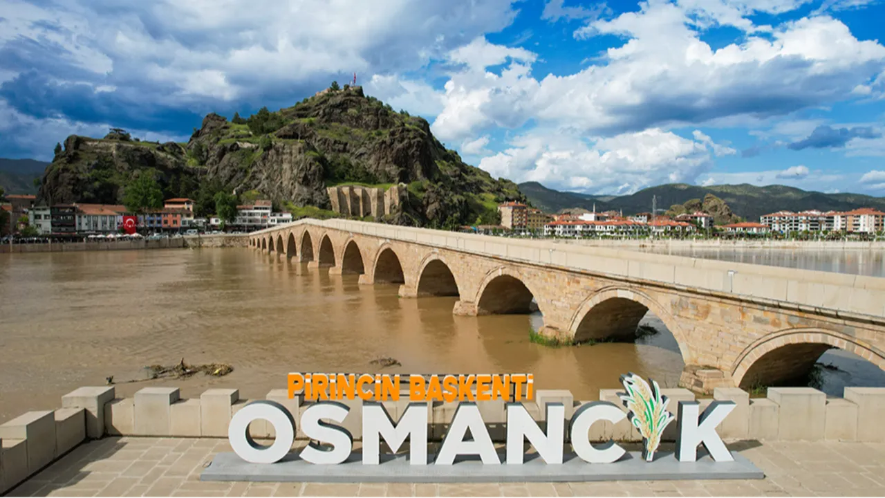 Çorum'un Osmancık ilçesinde Kızılırmak Nehri'nin rengi kahverengiye döndü. ( Emircan Bardak - Anadolu Ajansı )
