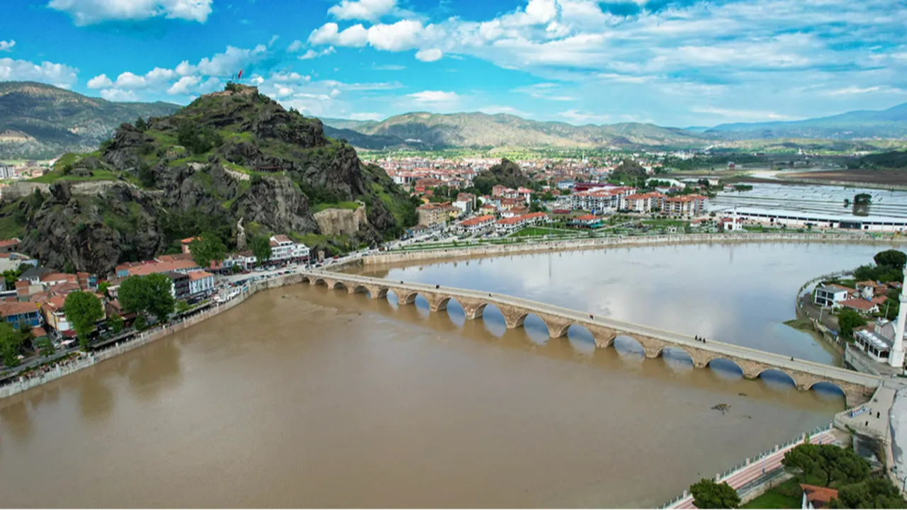 Çorum'un Osmancık ilçesinde Kızılırmak Nehri'nin rengi kahverengiye döndü. ( Emircan Bardak - Anadolu Ajansı )