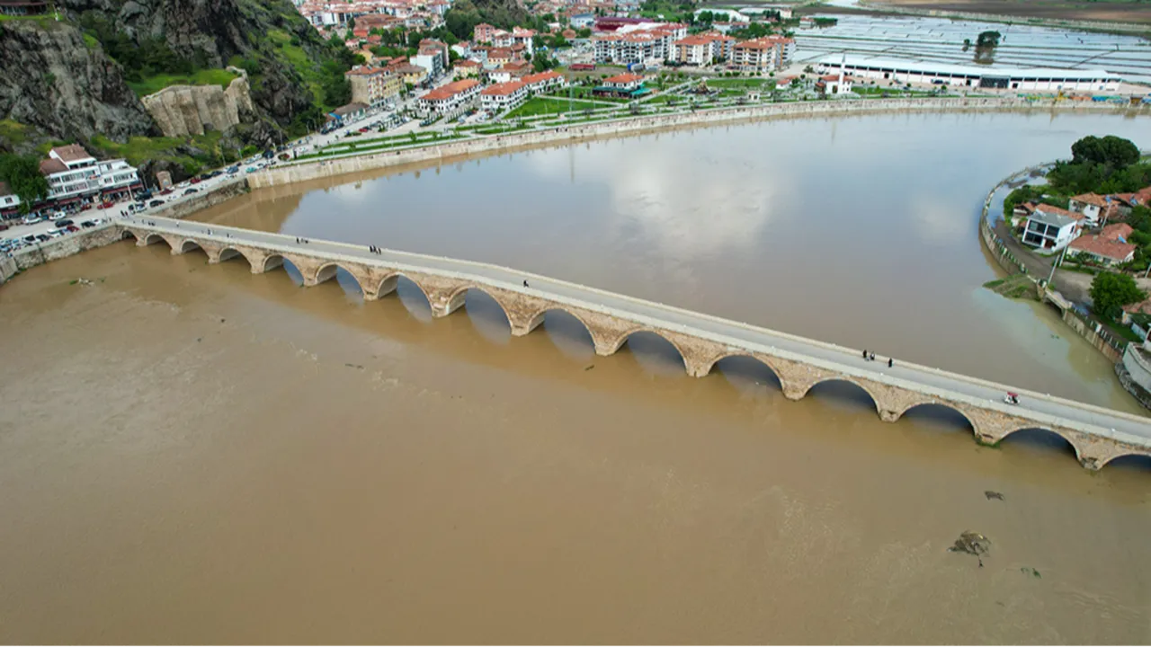 Çorum'un Osmancık ilçesinde Kızılırmak Nehri'nin rengi kahverengiye döndü. ( Emircan Bardak - Anadolu Ajansı )
