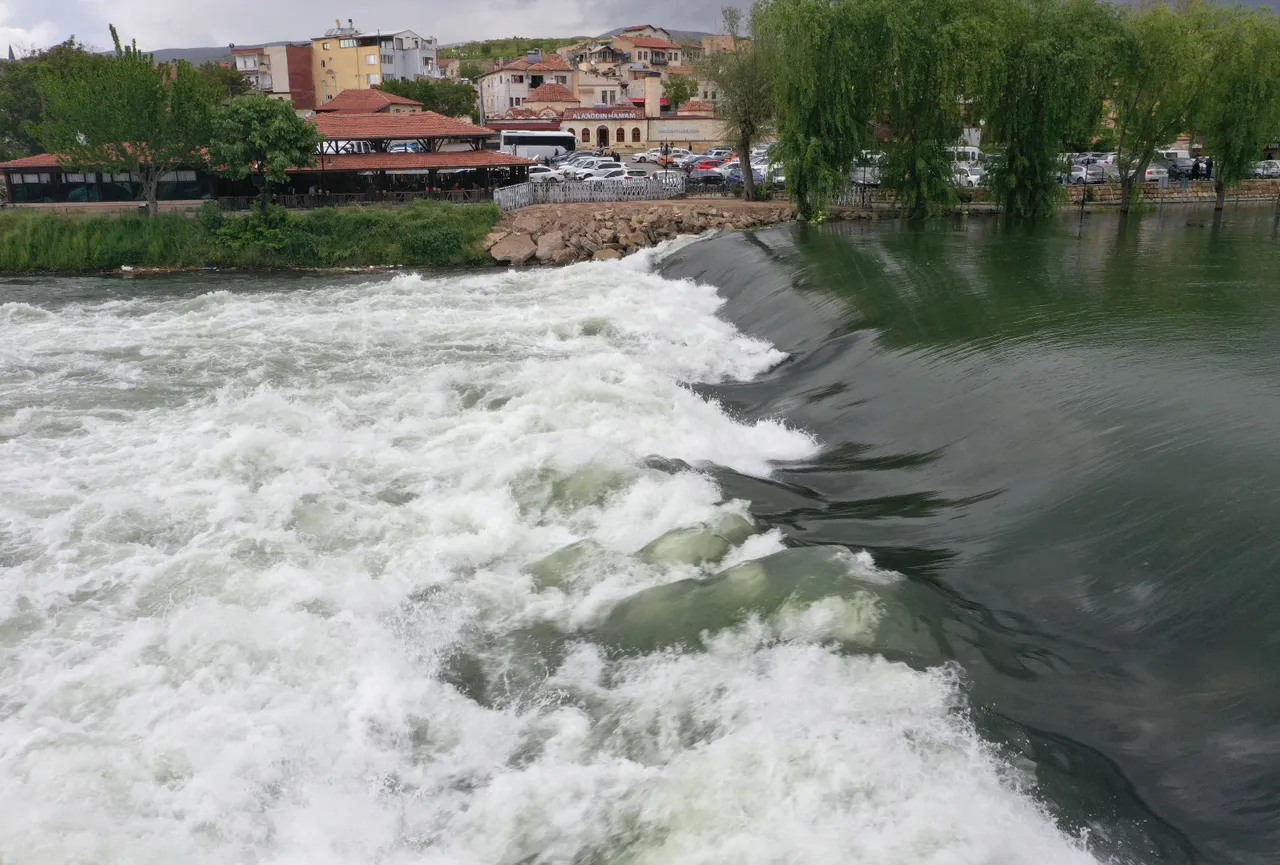 Kızılırmak’ta korkutan görüntü! Suyun rengi döndü