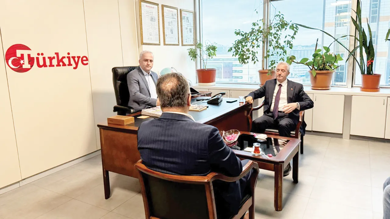 Şahinbey Belediye Başkanı Mehmet Tahmazoğlu gazetemizi ziyaret etti. Ziyarette gazetemizin Genel Yayın Koordinatörü Yücel Koç ile bir araya geldi. Tahmazoğlu ziyarette, Şahinbey Belediyesinin hayata geçirdiği projeler ve hemşehrilerin hayatlarında olumlu gelişmelere vesile olan desteklerini anlattı.