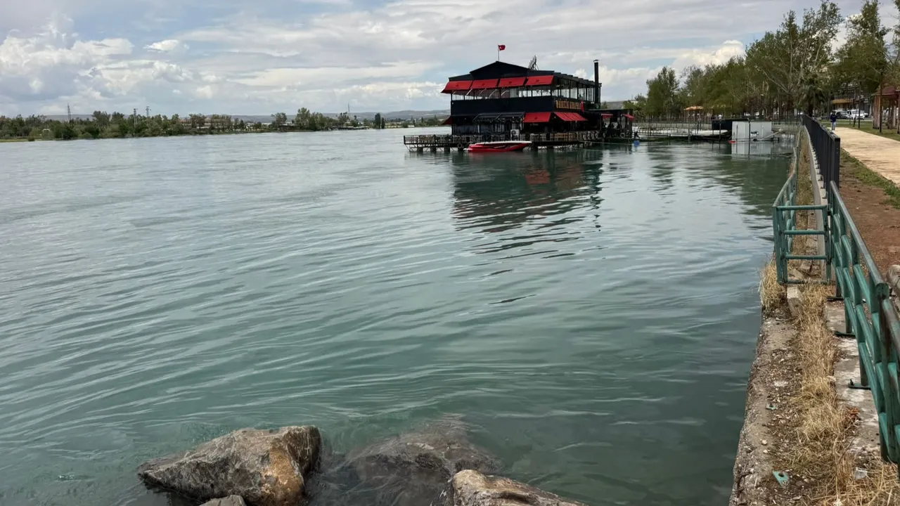Şanlıurfa’da alarm! İş yerleri, parklar, restoranlar…Baraj kapakları açıldı, her yeri su bastı
