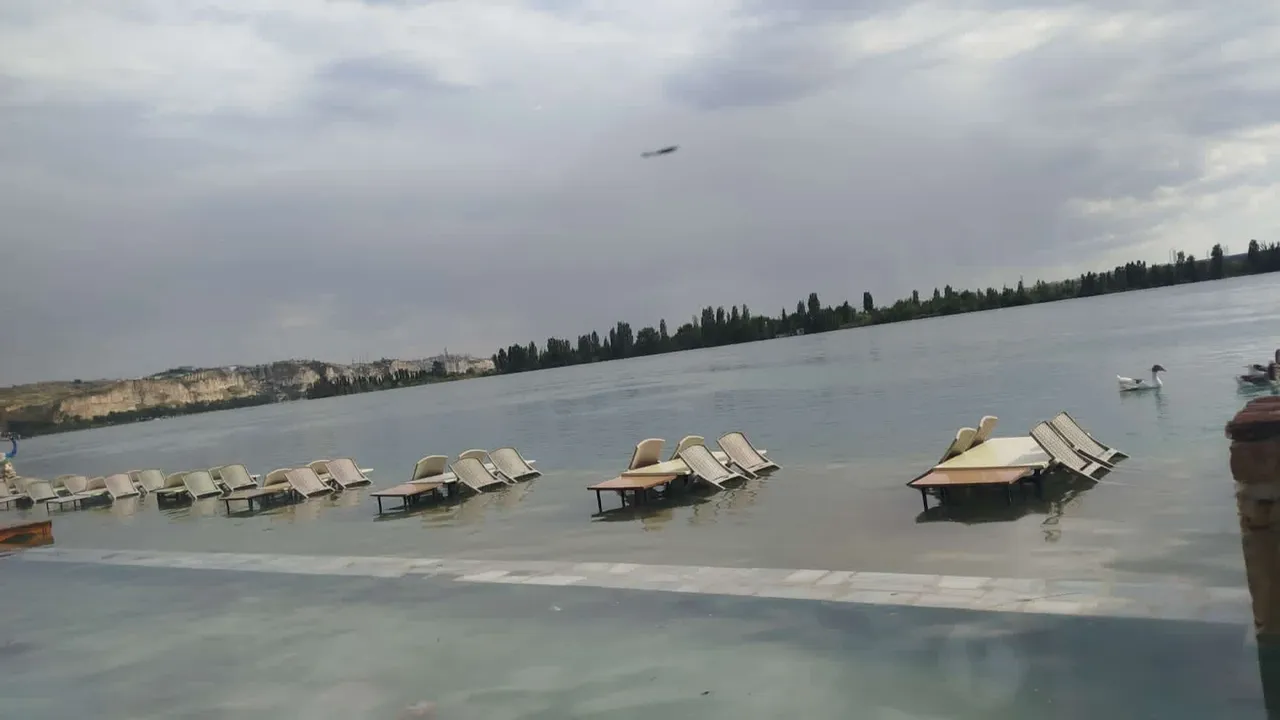 Şanlıurfa’da alarm! İş yerleri, parklar, restoranlar…Baraj kapakları açıldı, her yeri su bastı