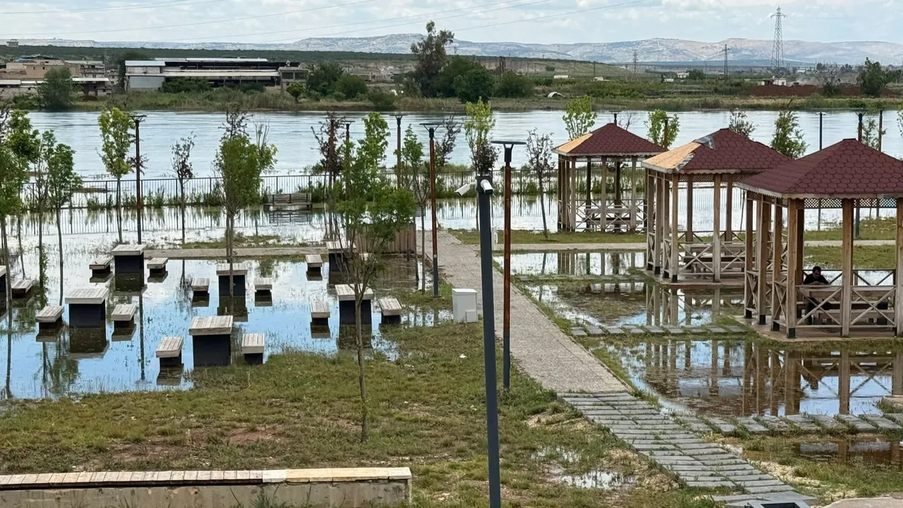 Şanlıurfa’da alarm! İş yerleri, parklar, restoranlar…Baraj kapakları açıldı, her yeri su bastı