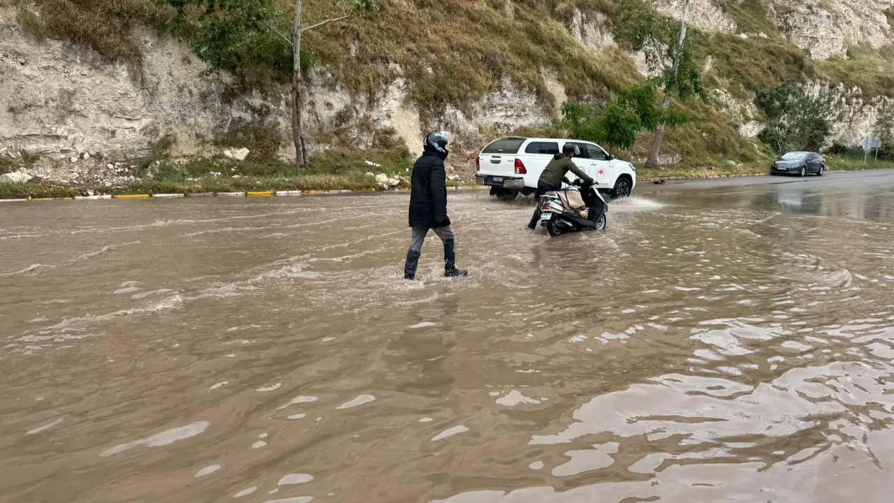 Şanlıurfa’da alarm! İş yerleri, parklar, restoranlar…Baraj kapakları açıldı, her yeri su bastı