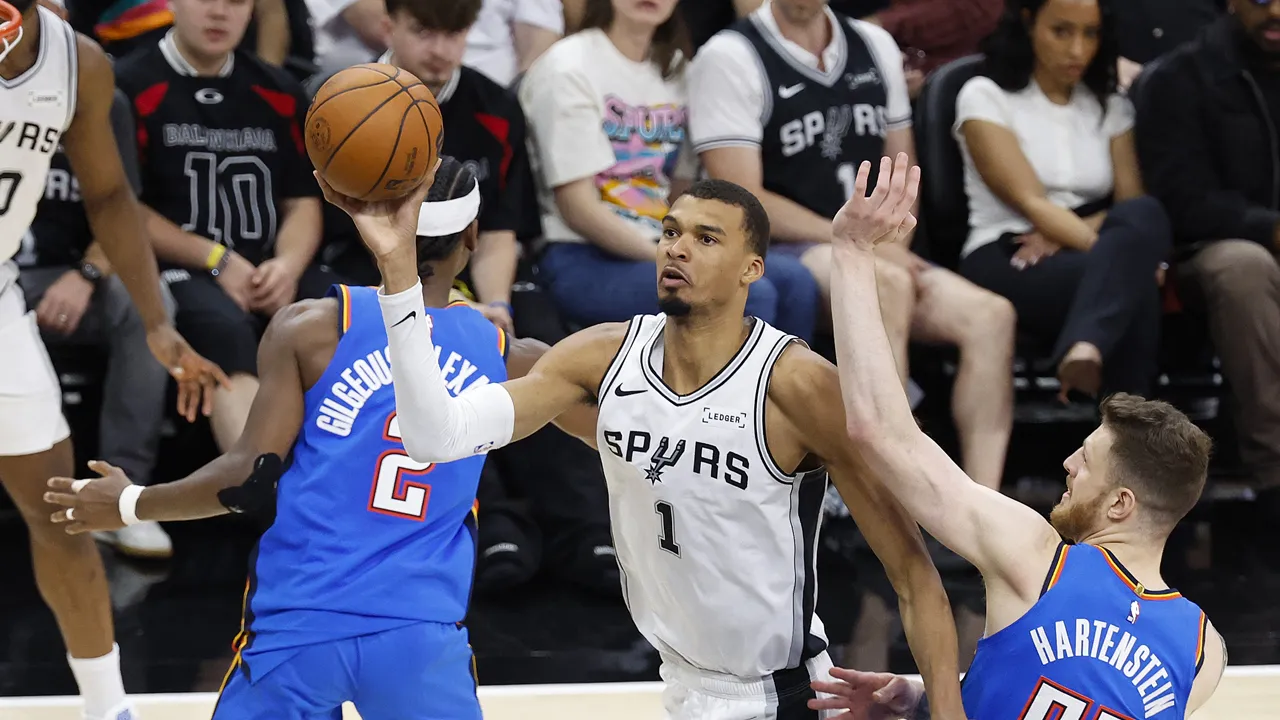 Spurs'tan Thunder'a 21 sayı fark: Batı Konferansı finalinde seri eşitlendi