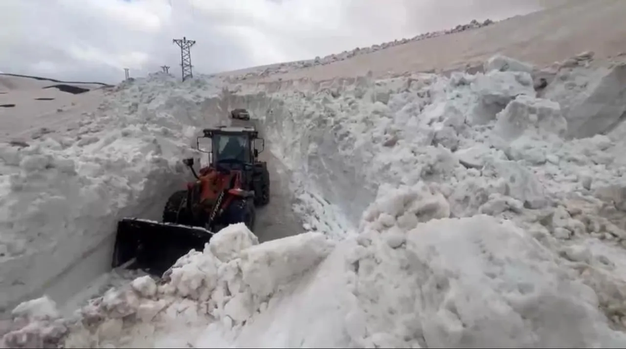 Yaz kapıda! Şırnak'ta ise karla mücadele devam ediyor