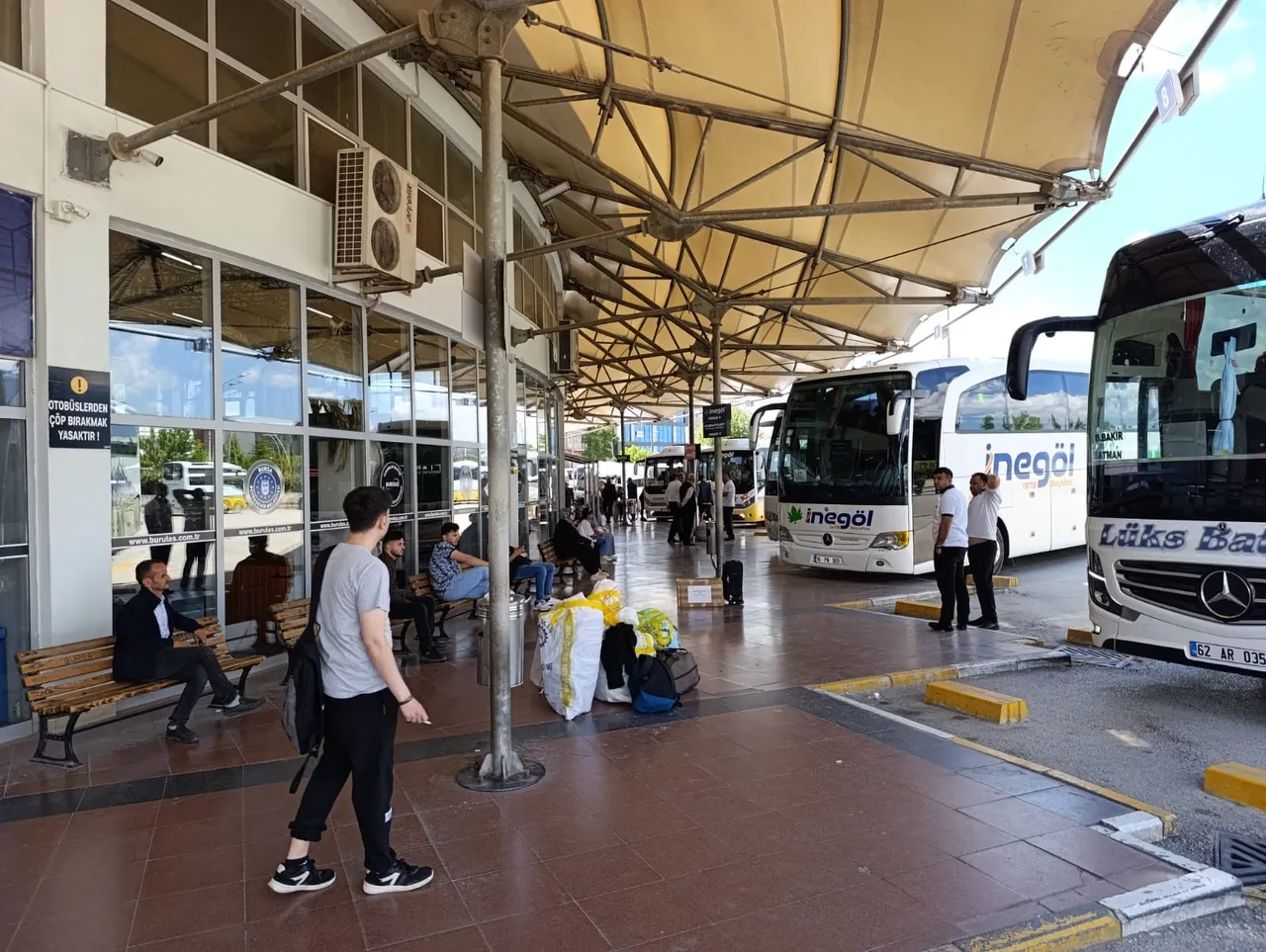 Bankta bıraktı, otobüse bindi! Terminalde unutulan çantadan servet çıktı