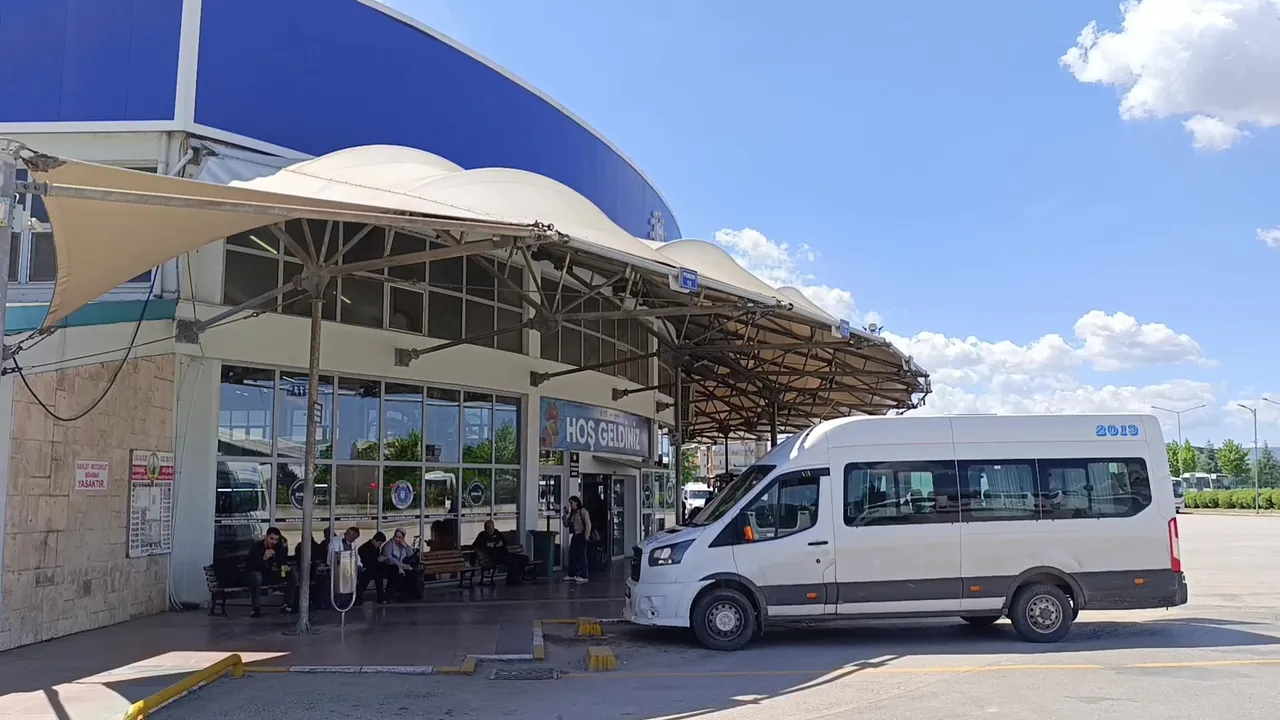 Bankta bıraktı, otobüse bindi! Terminalde unutulan çantadan servet çıktı
