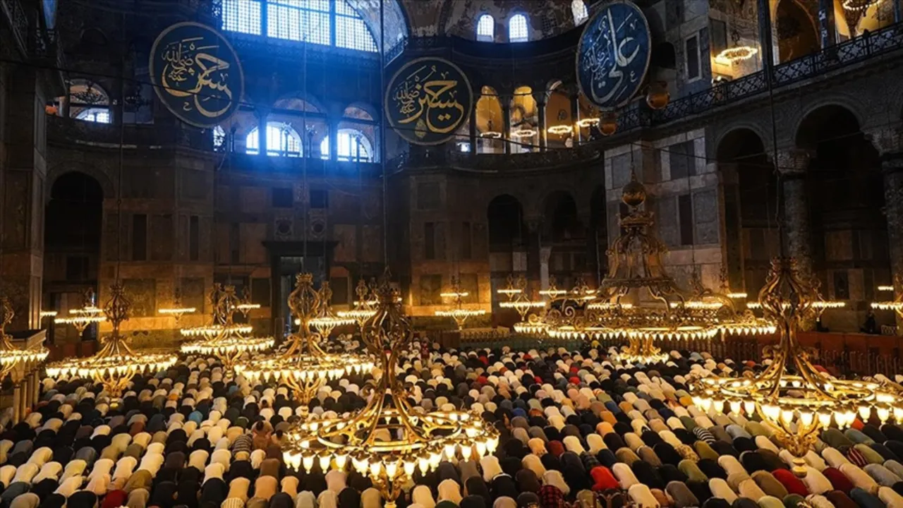 Bayram namazı saat kaçta kılınacak? İl il 2026 Kurban Bayramı namaz vakitleri