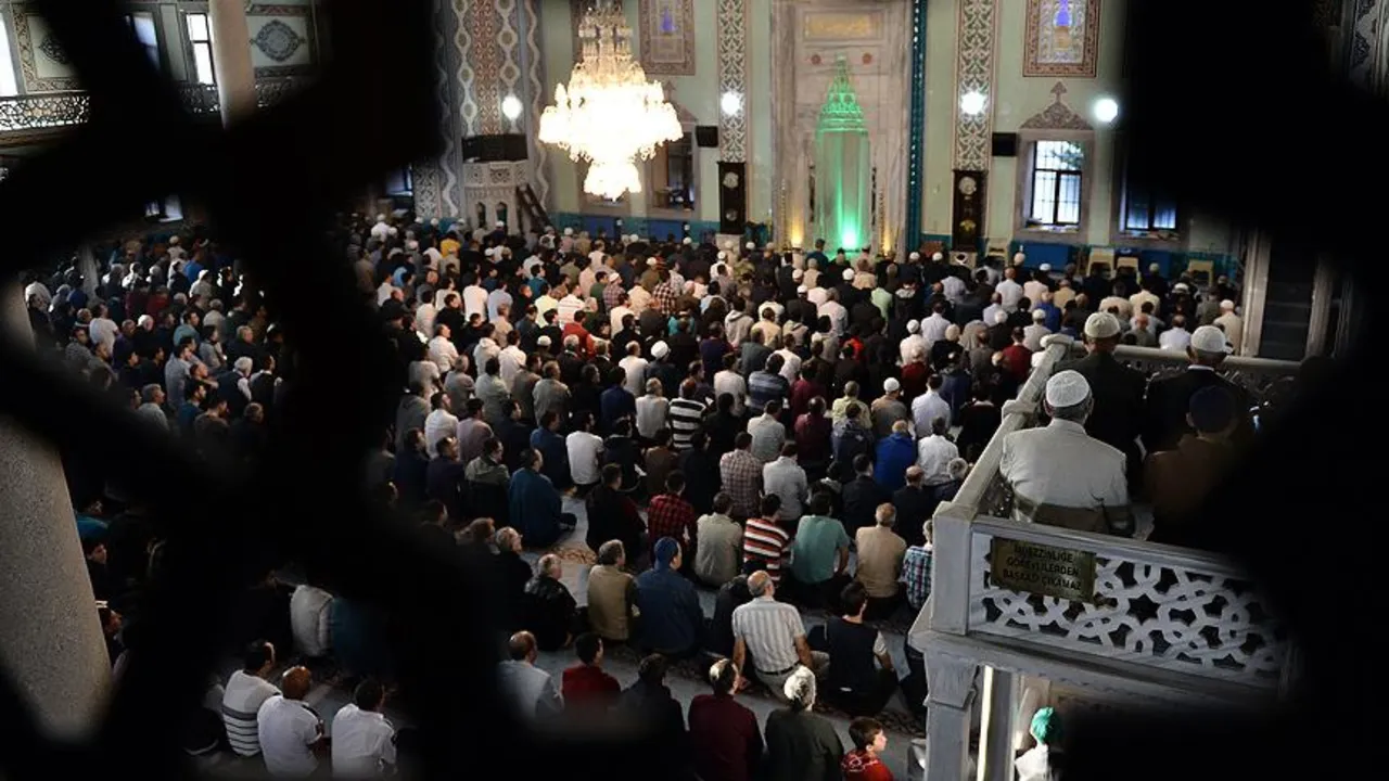 Bayram namazı saat kaçta kılınacak? İl il 2026 Kurban Bayramı namaz vakitleri
