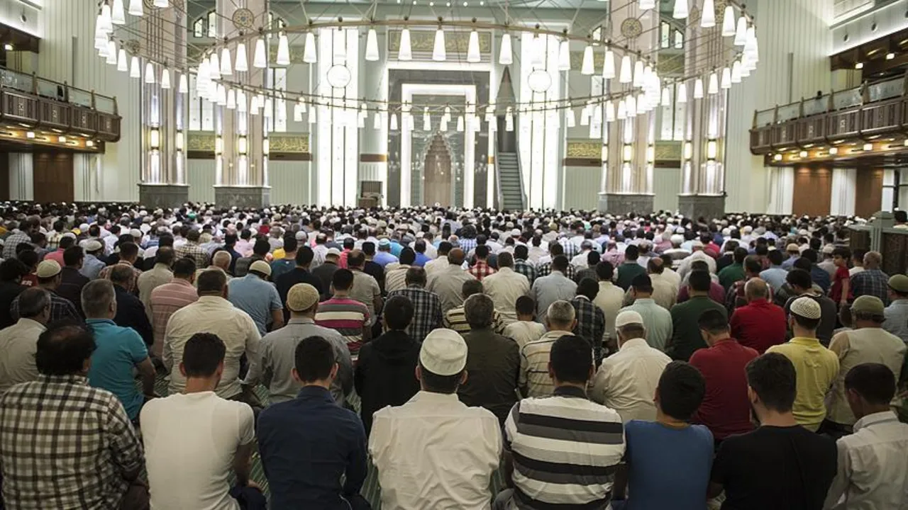 Bayram namazı saat kaçta kılınacak? İl il 2026 Kurban Bayramı namaz vakitleri