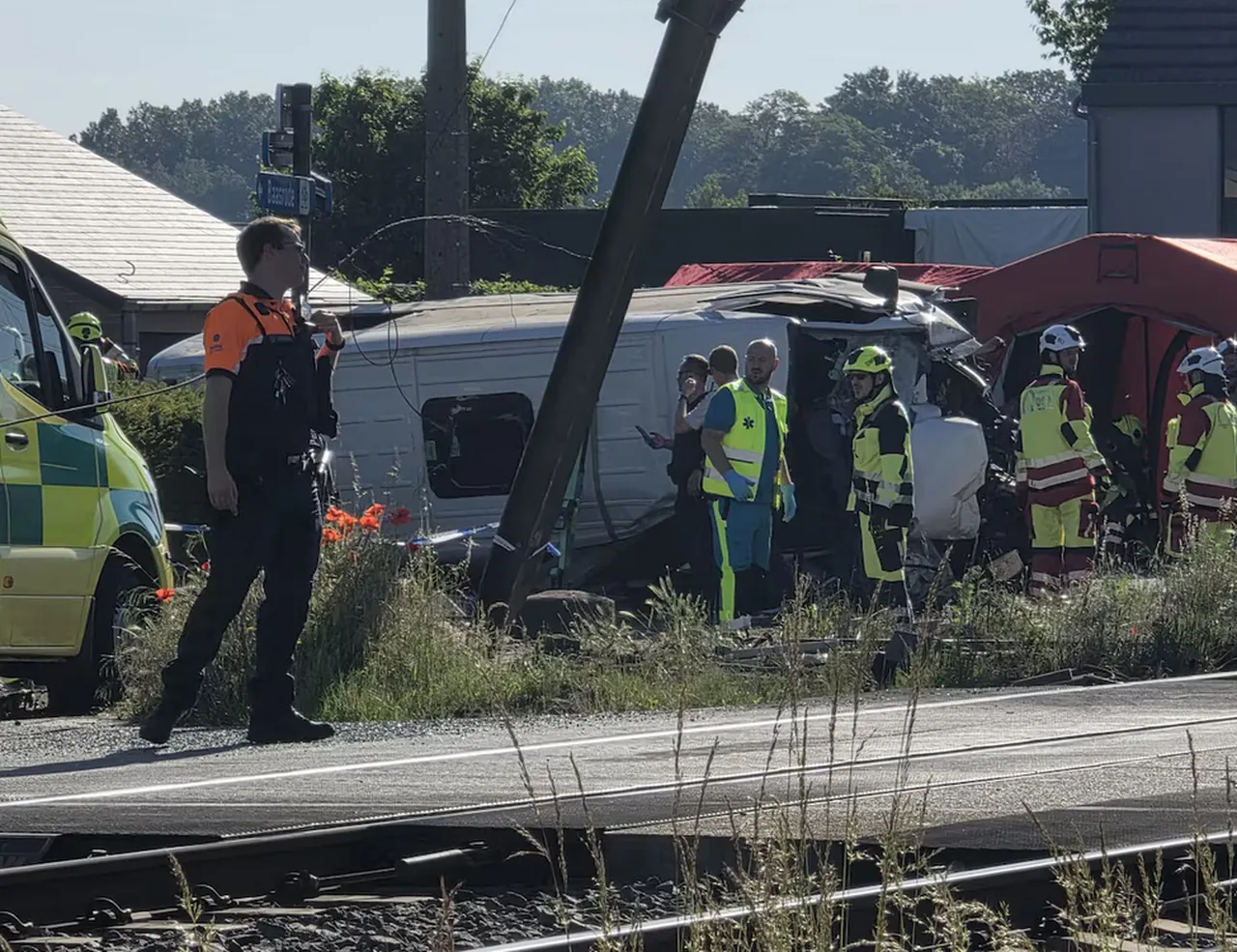 Belçika'da okul servisi trenle çarpıştı: Çok sayıda yaralı var
