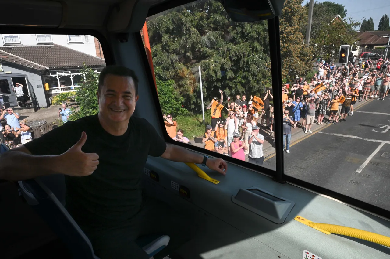 Hull City'nin maçlarını oynadığı MKM Stadı'nda toplanan futbolcular, teknik heyet, yöneticiler ve aileleri, kulübün sahibi Acun Ilıcalı ile birlikte üstü açık otobüslerle şehir turu attı.