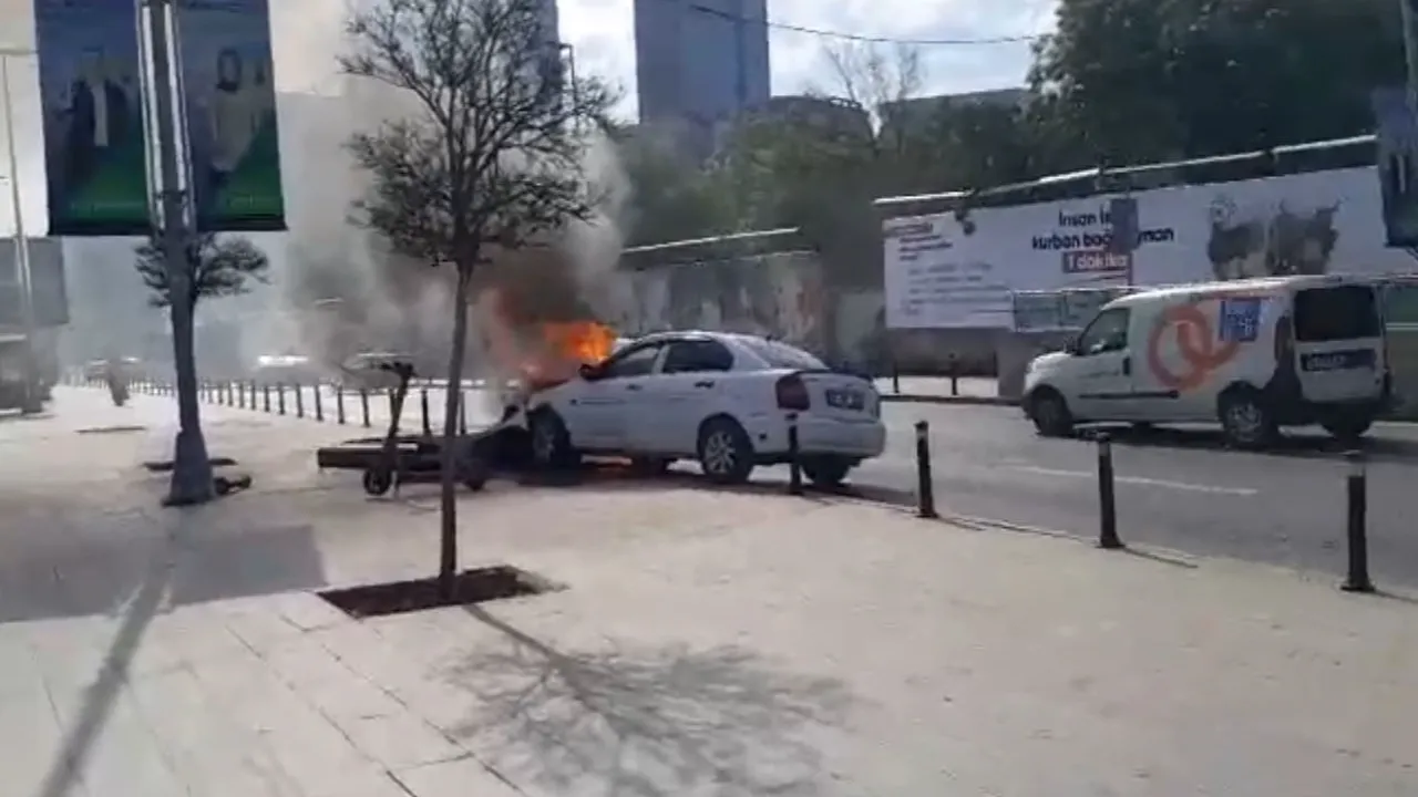 İstanbul'un göbeğinde korkutan kaza! Direğe çarpıp alev aldı