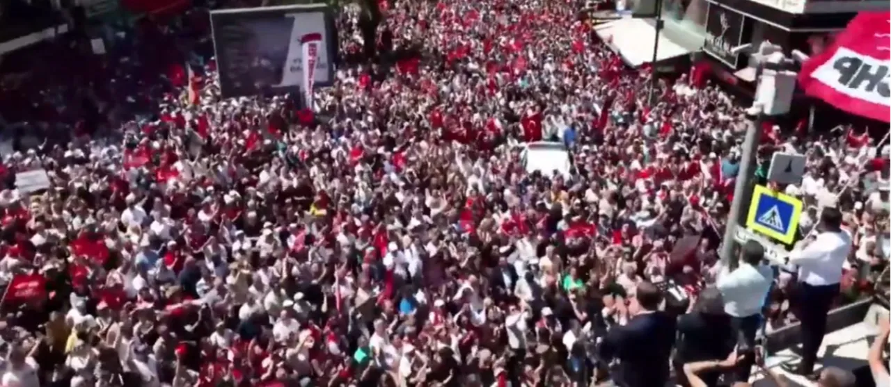 'Özel' hüsran! Boş meydanlara konuştu... Özgür Özel'in İzmir mitingine kaç kişi katıldı?