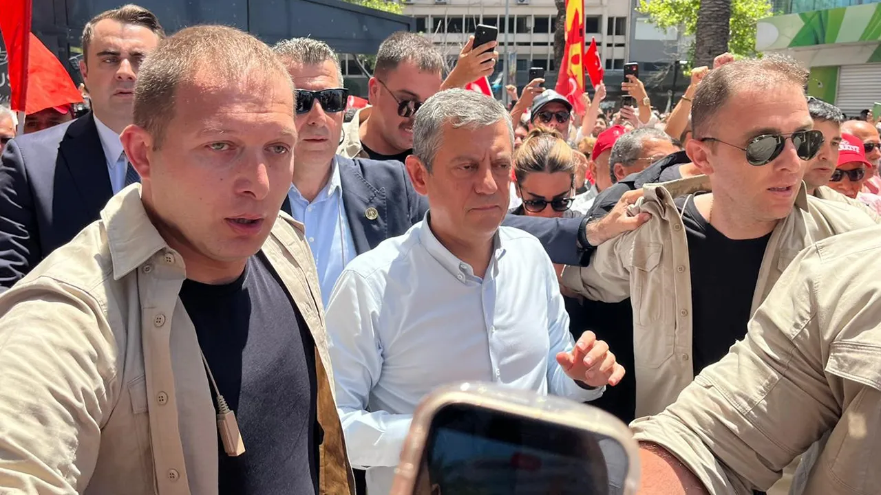 Özgür Özel’den Kemal Kılıçdarıoğlu’na teklif! ‘Kazanırsa elini öpüp yanında gezeceğim’