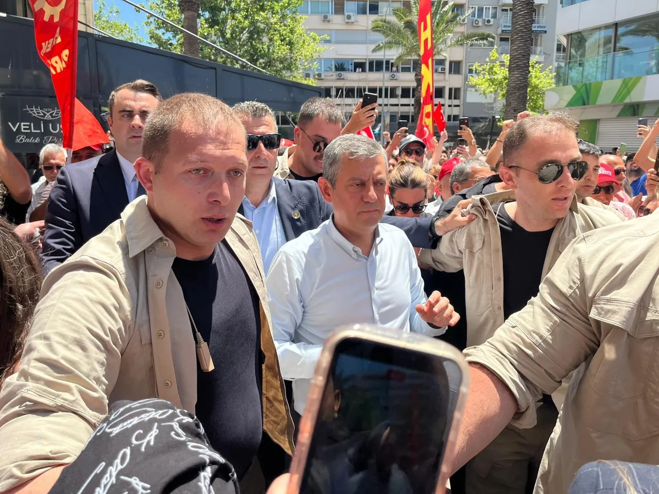 Özgür Özel’den Kemal Kılıçdarıoğlu’na teklif! ‘Kazanırsa elini öpüp yanında gezeceğim’