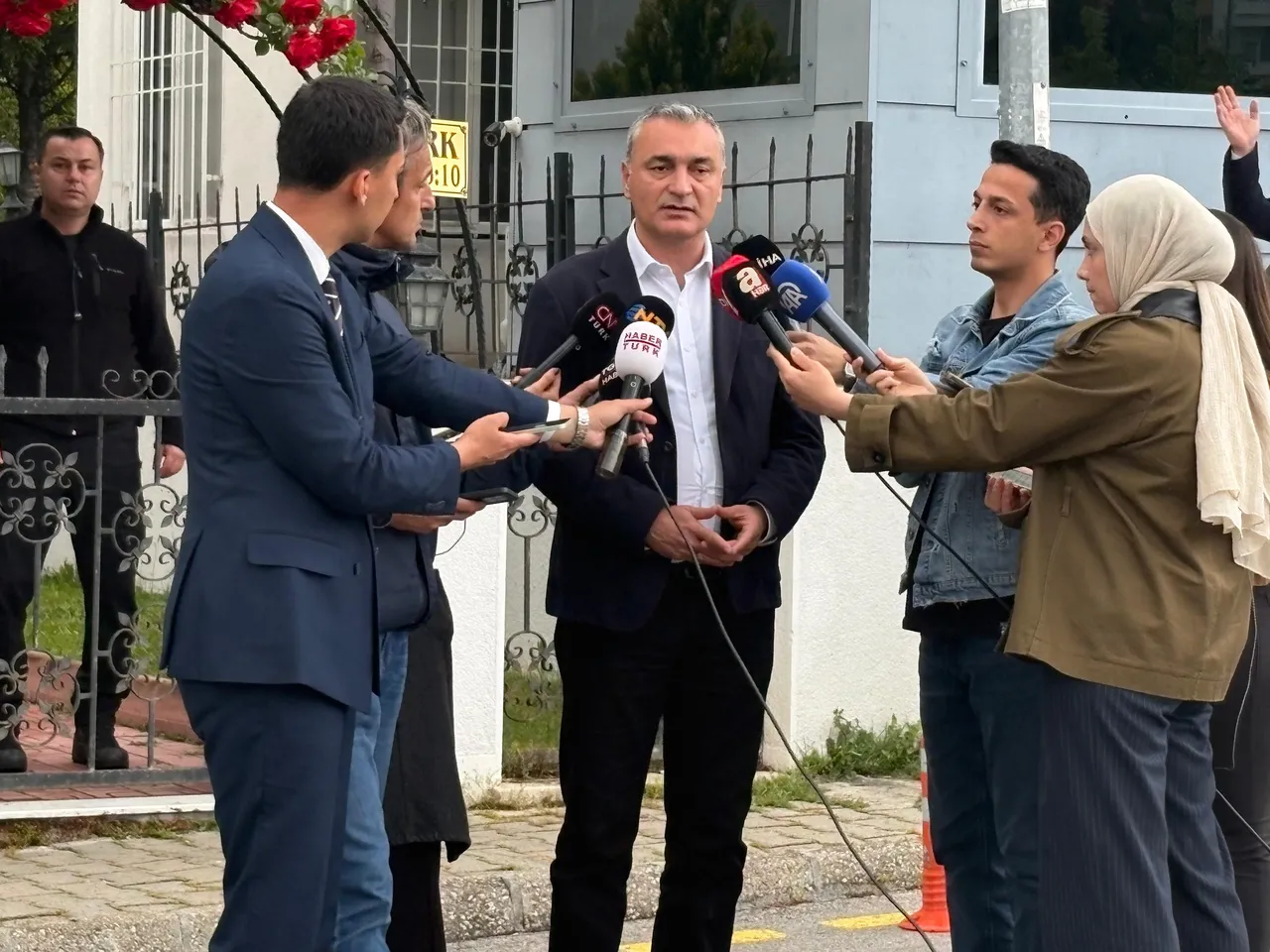 Özgür Özel’den Kemal Kılıçdarıoğlu’na teklif! ‘Kazanırsa elini öpüp yanında gezeceğim’