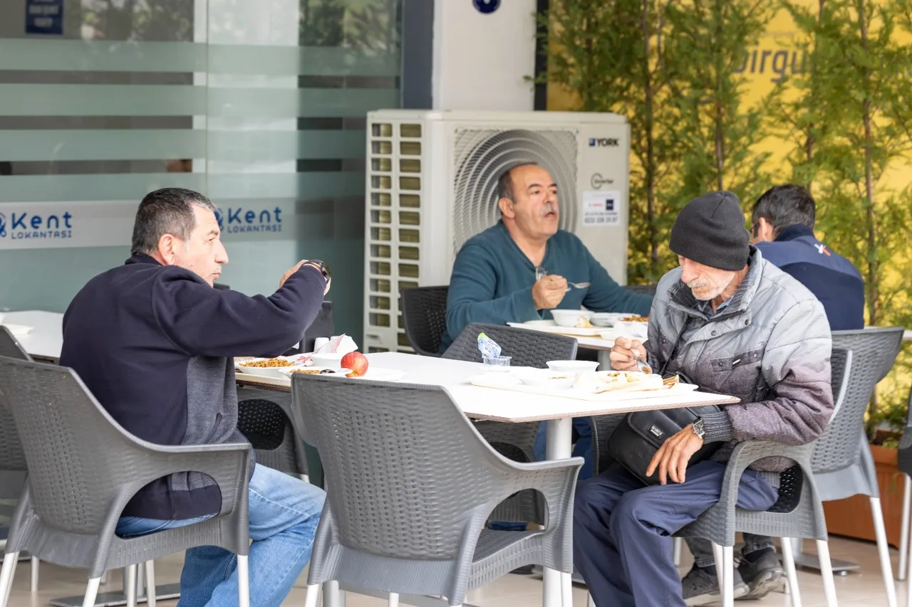 4 çeşit yemek sadece 25 lira! Belediyenin Kent Lokantalarına yoğun ilgi