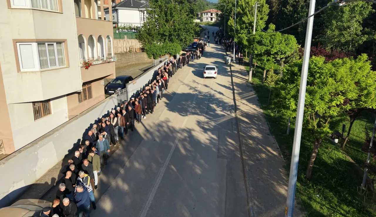 60 yıllık gelenek! 13 bin nüfuslu mahallede 1 kilometreyi aşan bayramlaşma kuyruğu