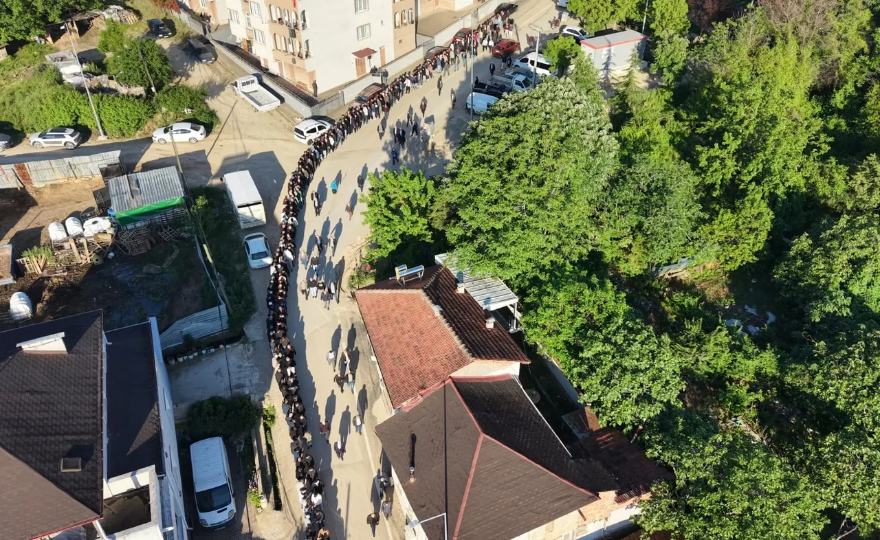60 yıllık gelenek! 13 bin nüfuslu mahallede 1 kilometreyi aşan bayramlaşma kuyruğu