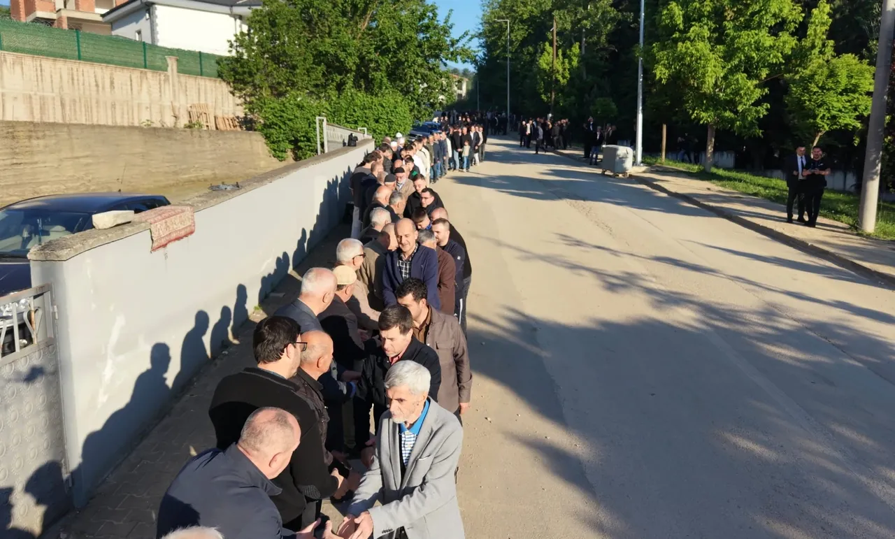 60 yıllık gelenek! 13 bin nüfuslu mahallede 1 kilometreyi aşan bayramlaşma kuyruğu