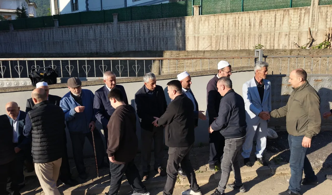 60 yıllık gelenek! 13 bin nüfuslu mahallede 1 kilometreyi aşan bayramlaşma kuyruğu