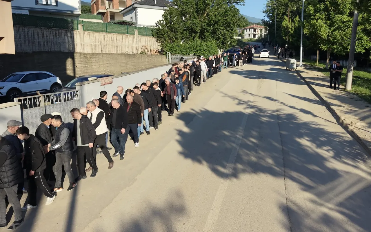 60 yıllık gelenek! 13 bin nüfuslu mahallede 1 kilometreyi aşan bayramlaşma kuyruğu
