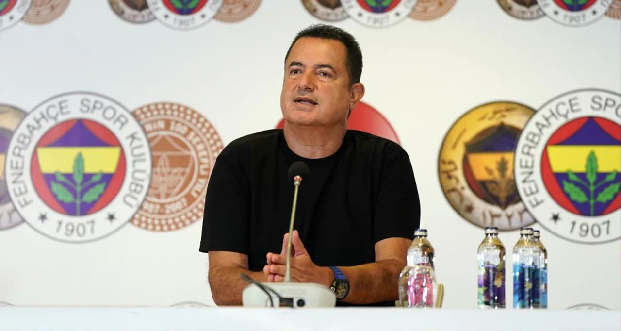 Galatasaray yönetimi, Fenerbahçe yönetiminde yer aldığı dönemde Acun Ilıcalı ile karşı karşıya gelmişti.