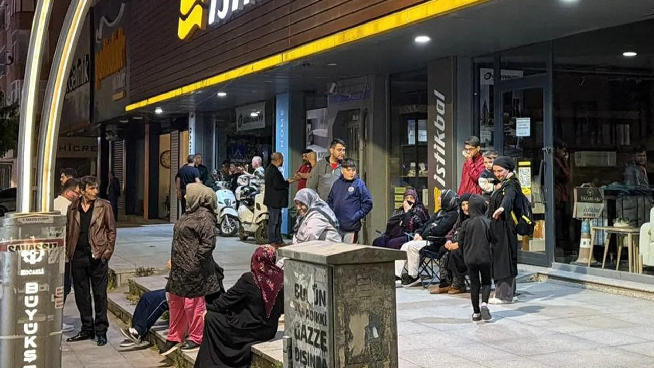 Bayram günü evsiz kaldılar! Kolonlar çatırdadı, aileler sokağa döküldü