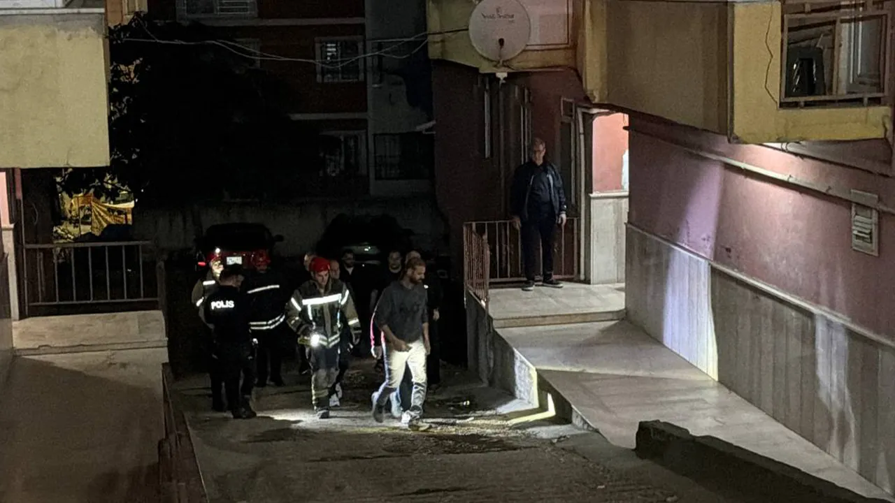 Bayram günü evsiz kaldılar! Kolonlar çatırdadı, aileler sokağa döküldü